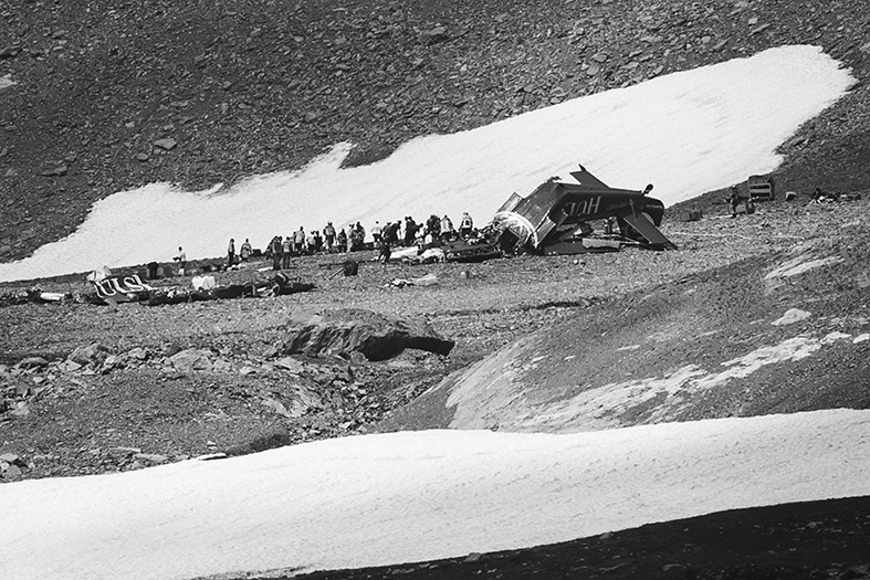 瑞士古董飞机在山区失事 从二战一直沿用至今